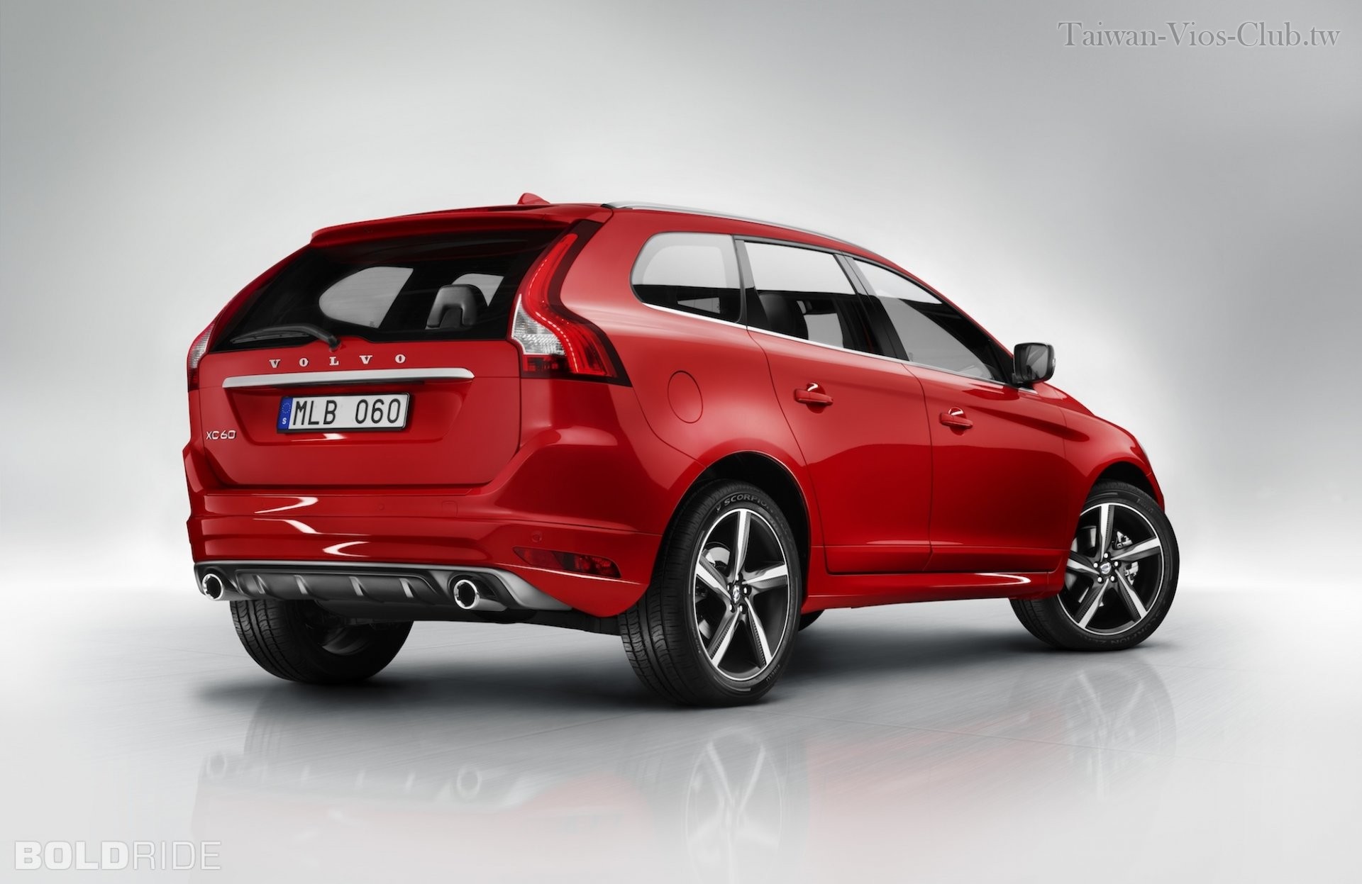 volvo-xc60-r-design.2000x1299.Mar-27-2013_11.09.04.764369.jpg
