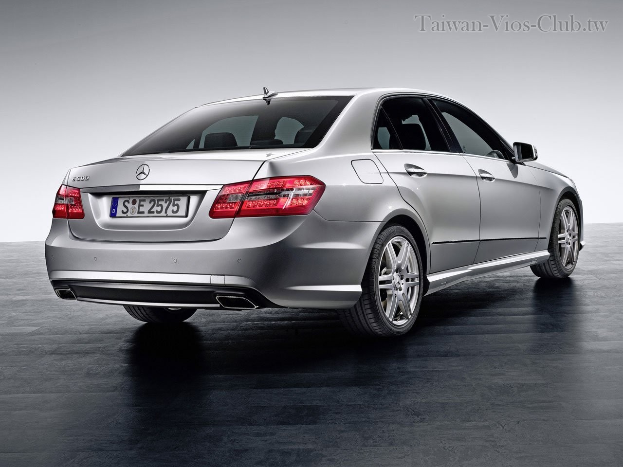 Mercedes-Benz-E-Class-08-lg.jpg